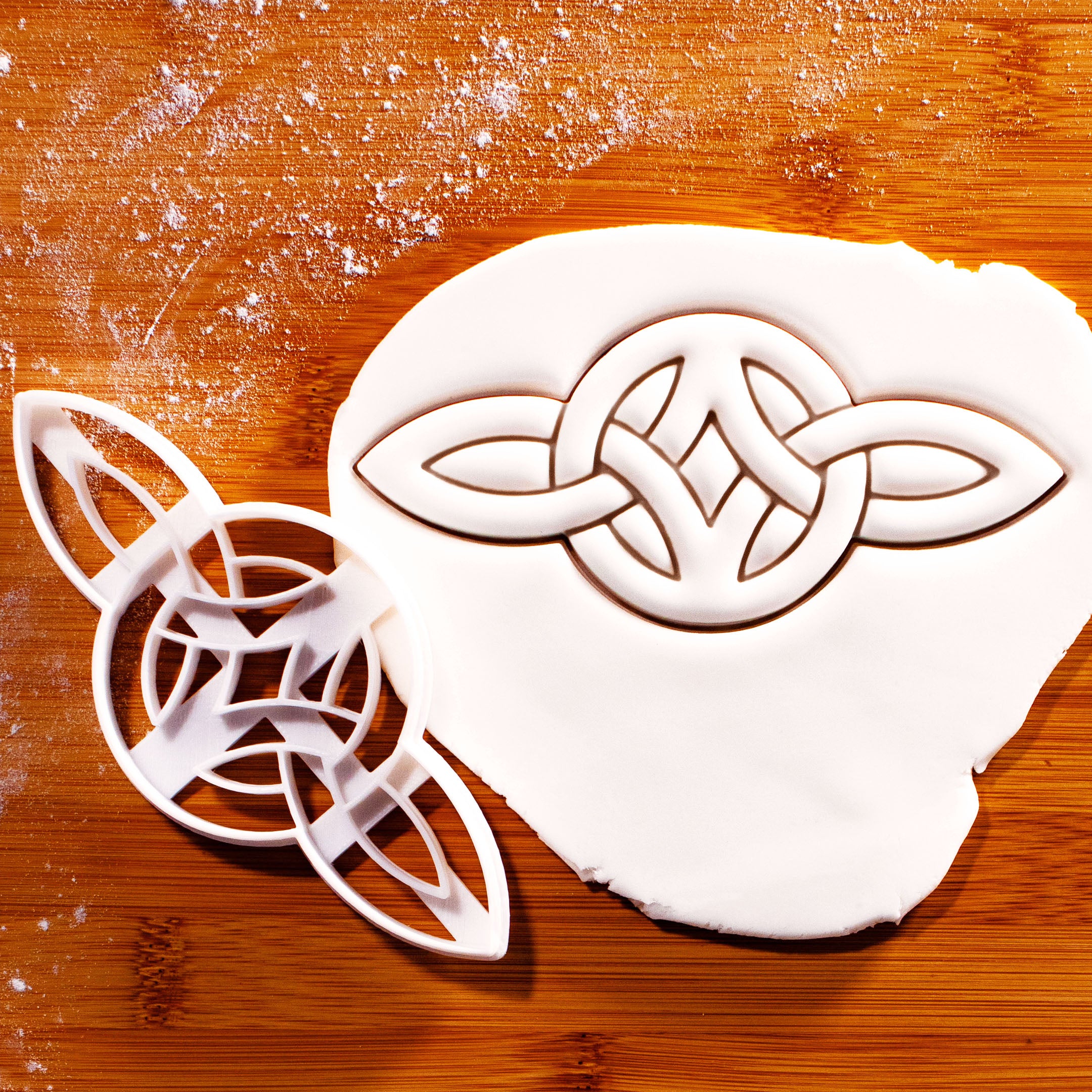 Serch Bythol Celtic Knot