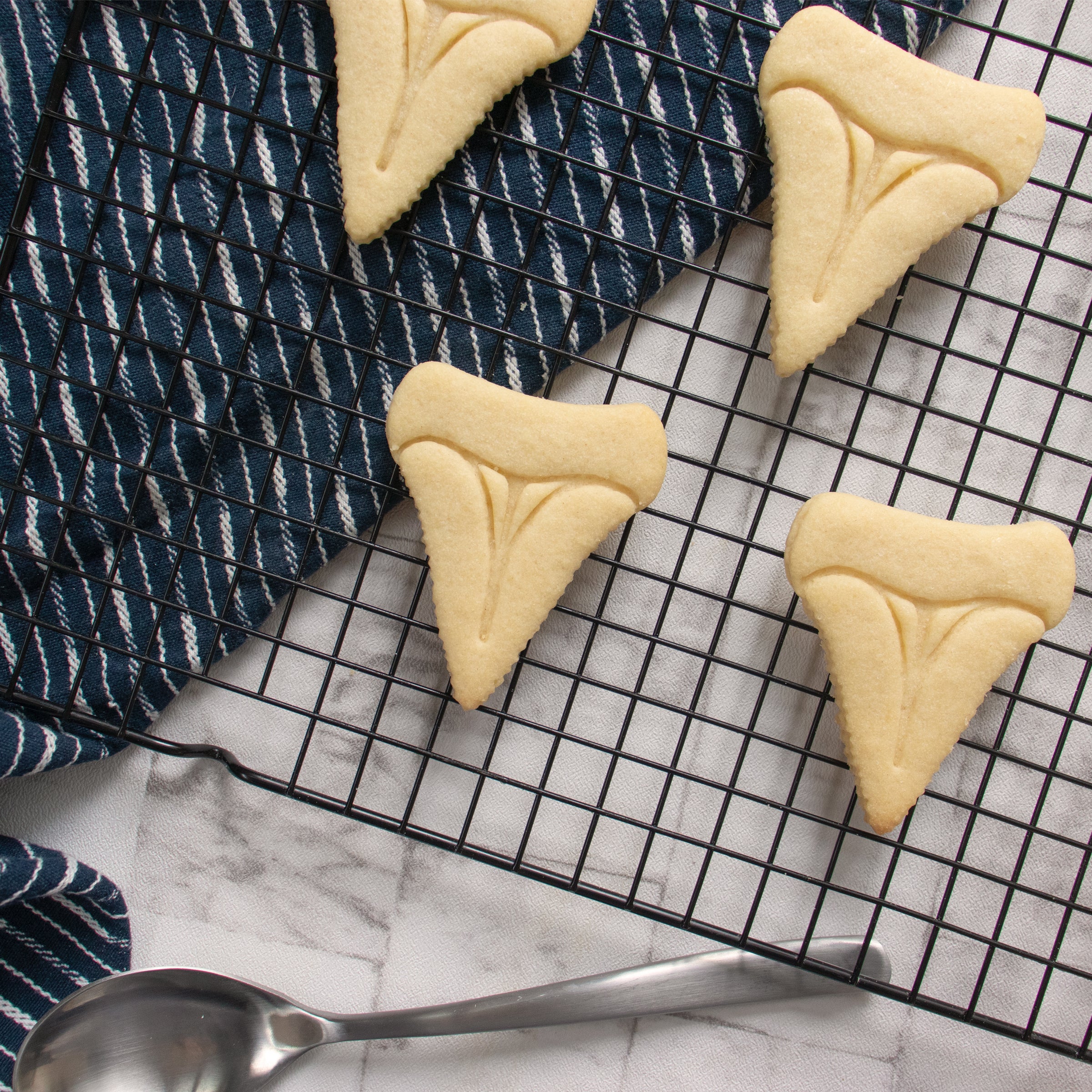 shark tooth cookies