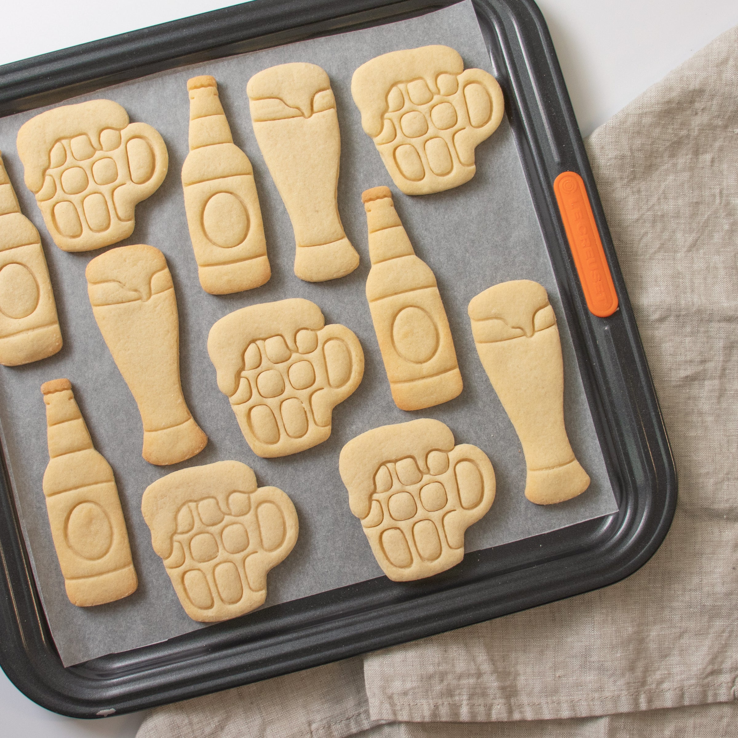 set of 3 beer themed cookies, featuring a beer bottle, a weizen glass and a english tankard mug