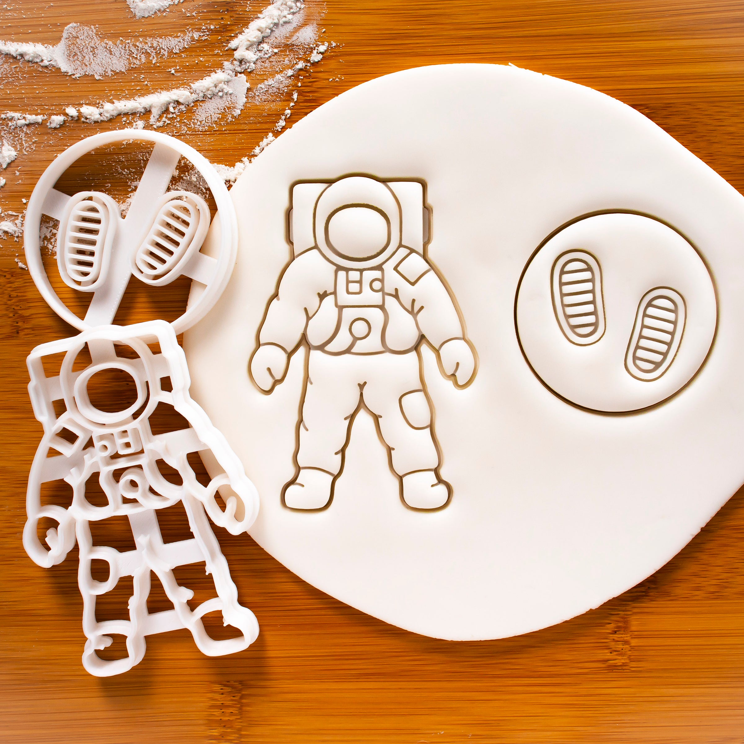Set of 2 cookie cutters - Astronaut Footprints and Space Astronaut